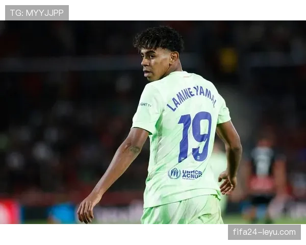 拉菲尼亚这生活简直两重天，球场上拼命，离队后豪宅养娃像过假期似的？