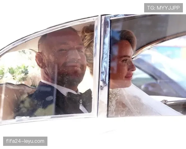 麦格雷戈在家喝杯咖啡都要配保镖站岗？